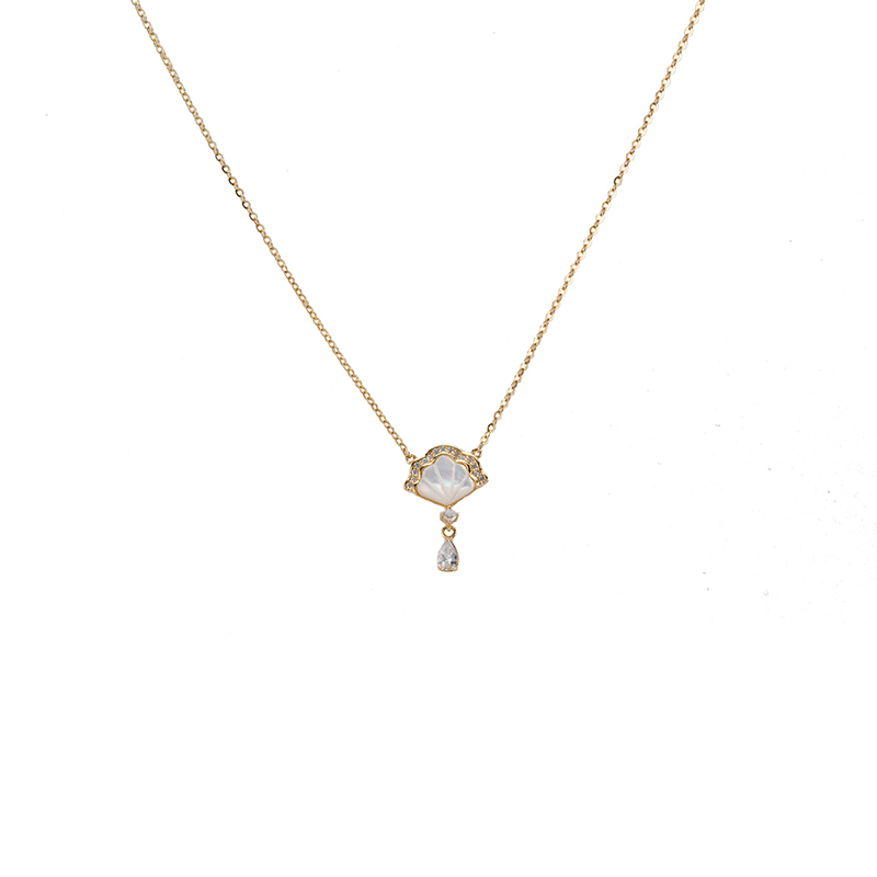 Elegant Fan-shape Pendant Necklace